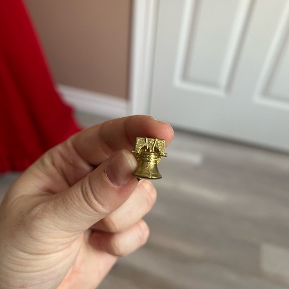 5/$25 vintage tiny Gold Liberty Bell Pin 🛎️ - Picture 3 of 7